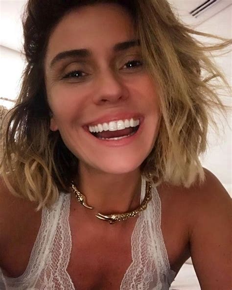 Giovanna Antonelli Posta Selfie E Brinca Sem Make E Meio Descabelada