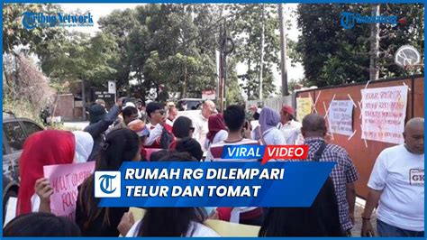 Detik Detik Massa Lempari Rumah Rocky Gerung Telur Tomat Youtube