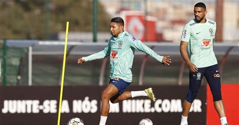 Rony Faz Gol De Bicicleta Em Treino Da Sele O Brasileira Veja V Deo