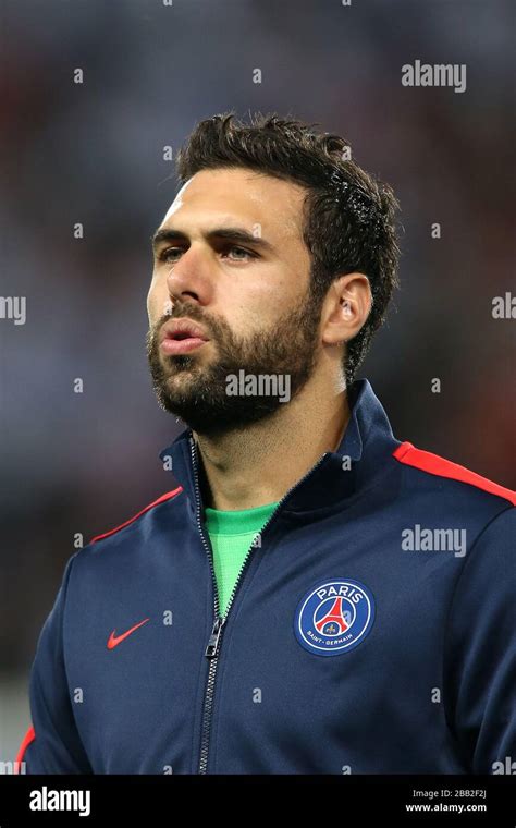 Paris Saint Germain Goalkeeper Salvatore Sirigu Stock Photo Alamy