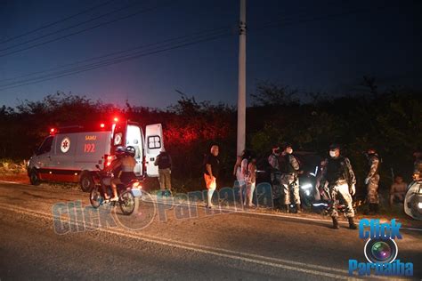 VOZ DE ILHA GRANDE Carro bate em poste e deixa três feridos em Parnaíba