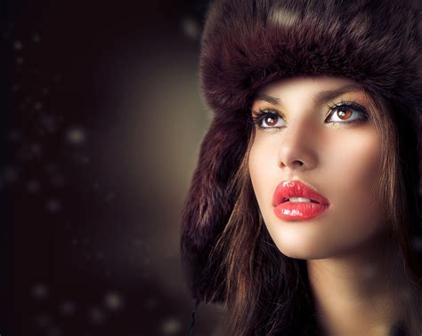 4k Feathers Gray Background Brunette Girl Glance Red Lips Makeup