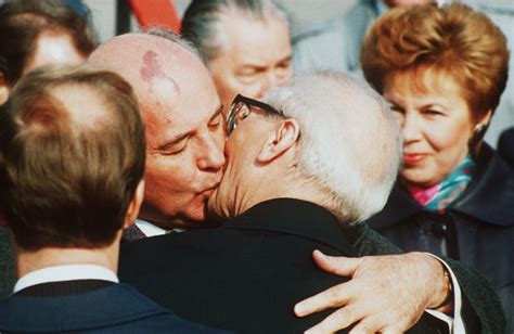 Donald Trump And Mike Pence Air Kiss Iconic Kisses Pictures Cbs News