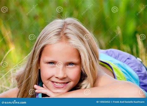 Petite Fille Blonde De Sourire Photo Stock Image Du Chemise