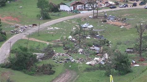 Pictures: Mississippi residents pick up the pieces after major tornado ...