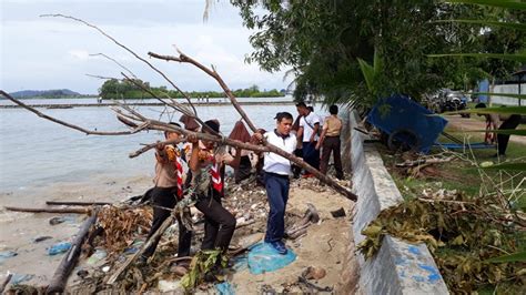 Istri Istri Tni Al Sibolga Bersihkan Sampah Plastik Di Laut