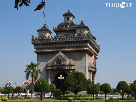 Patuxai – Victory Gate Monument in Vientiane, Laos | THAIest