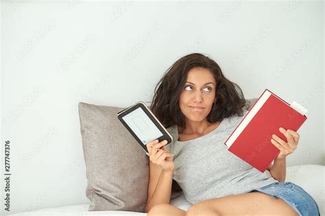 Foto De Mujer Morena De Raza Latina Sentada En Una Cama Cogiendo Un