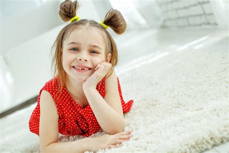 Retrato De Uma Menina Engra Ada Sem O Um Dente Anterior Foto De Stock