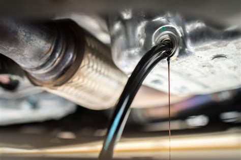 vidanger lhuile usee du moteur par le bouchon de vidange changer