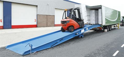 Het Laden En Lossen Van Containers Met Storax Laadbruggen