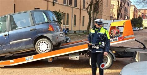 Blitz Della Polizia Locale Al Saval Rimosse Auto Senza Assicurazione