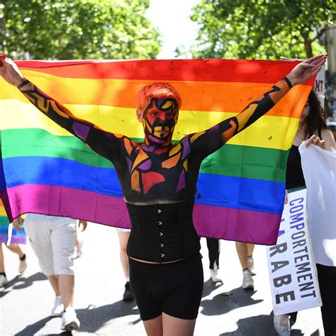 Diaporama À Paris Succès De La Marche Des Fiertés Malgré La Canicule