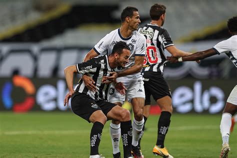 Réver e Hulk marcam Galo vence Remo mais uma vez e vai às oitavas da