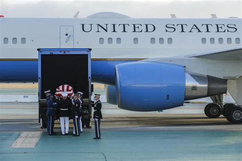 California Sen Dianne Feinstein S Body Returns To San Francisco On Military Flight