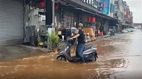 杜蘇芮挾雨彈！台東市區水深及膝 機車、汽車全泡水｜東森新聞：新聞在哪 東森就在哪裡