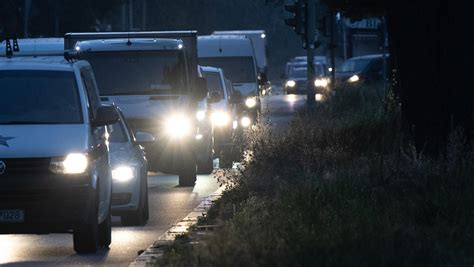 Arbeitsmarkt Schwache Konjunktur drückt auf Einstellungen