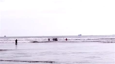 Main Ke Pantai Air Manis Padang Wisawatan Nyaris Tewas Tenggelam