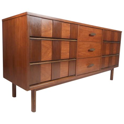 Long Mid Century Modern Walnut Dresser By Bassett Furniture Co C 1960s For Sale At 1stdibs