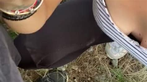 Pendant que je le suce dans la forêt on se fait surprendre Porn Videos T