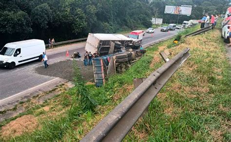 Caminhões invadem pista contrária após batida e acidente deixa três