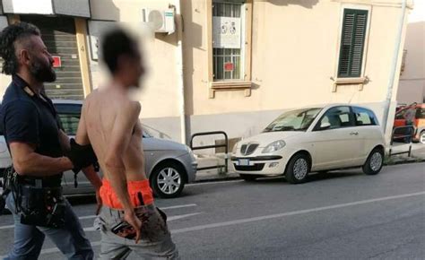 Messina Minaccia I Passanti E Si Ferisce Con Cocci Di Bottiglia