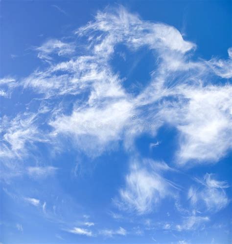 Nuages Sous Forme De Coeurs Dans Le Ciel Bleu Image Stock Image Du