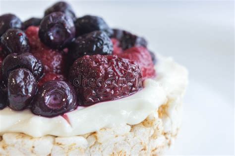 Galleta De Arroz Con Crema Y Fruta Roja En El Plato Foto De Archivo