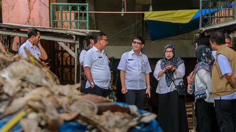 Penumpukan Sampah Di Tps Pasar Baru Bogor Dalam Tahap Pengangkutan