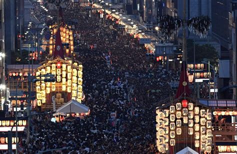 京都・祇園祭：豪華な山鉾、幻想的な風景 宵山を迎える 毎日新聞