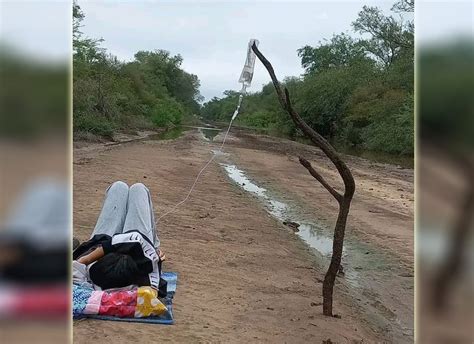 Salte A Recibi Atenci N M Dica Tirada En Un Camino De Tierra Coloquial