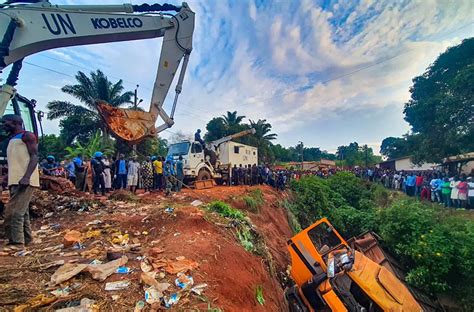 Satgas Kizi TNI Konga XXXVII J Minusca FCCar Evakuasi Truk Masuk Jurang