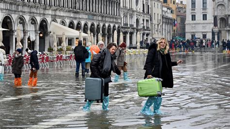 La Plaza San Marcos En Venecia Bajo El Efecto De Acqua Alta FOTOS