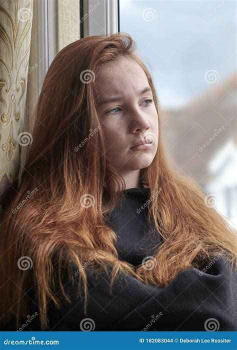 Adolescent Pensive à La Fenêtre Dans Le Salon Photo Stock Image Du