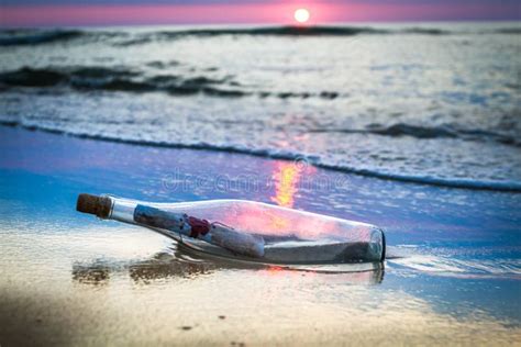 Mensaje En Una Botella De Una Pintura Acuarela De Mar Foto De Archivo