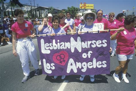 Infirmières Lesbiennes Défilant à La Gay Pride Image stock éditorial Image du amérique défilé