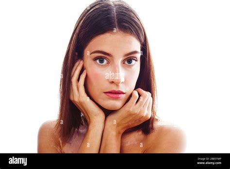 belle jeune femme brunette avec la maladie de vitiligo près isolé sur blanc positif souriant