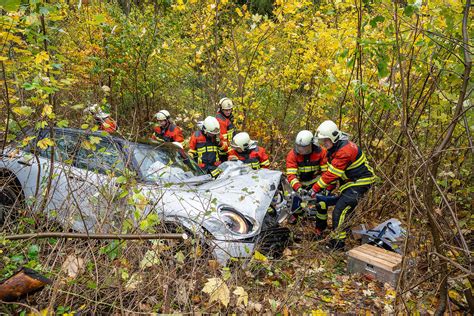 Schwerer Verkehrsunfall bei Scheßlitz Junge Fahrerin kommt von Fahrbahn ab