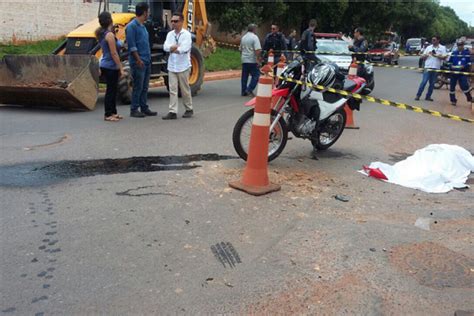 Midianews Rapaz Morre Após Colidir Motocicleta Com Uma Retroescavadeira