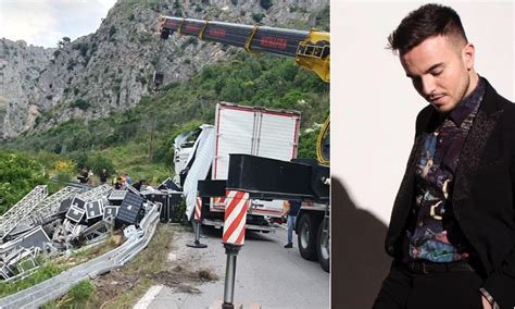 Si Ribalta Il Tir Dello Staff Del Cantante Andrea Sannino L Incidente