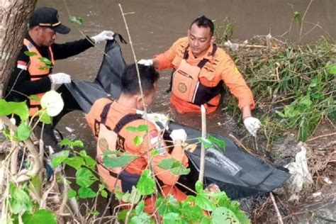 Tim Sar Gabungan Evakuasi Dua Korban Tenggelam Di Kediri Antara News