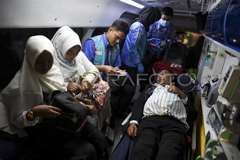 NIKAH MASSAL MALAM PERGANTIAN TAHUN ANTARA Foto