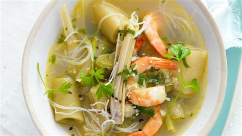 Bouillon thaï aux poireaux crevettes et citronnelle rapide découvrez