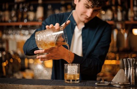 Día Mundial del Bartender prepara cocteles como un profesional con