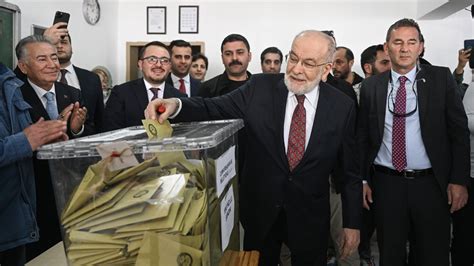 Saadet Partisi Genel Başkanı Temel Karamollaoğlu Ankara da oyunu kullandı