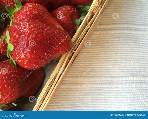 Fresas En Una Caja De Madera Foto De Archivo Imagen De Cubo Fresa