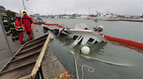 Marina Di Ravenna Peschereccio Affondato Per Il Maltempo