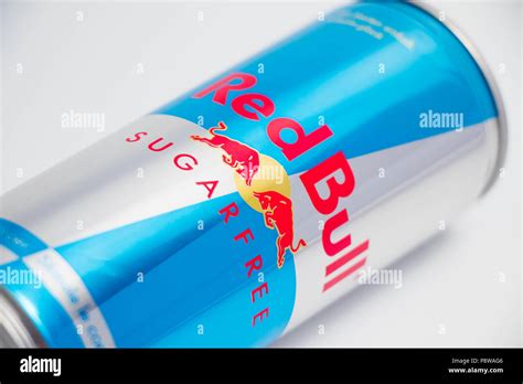 Flasche Dose Red Bull Energy Drink Fotos Und Bildmaterial In Hoher