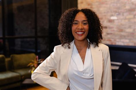 Retrato de uma feliz mulher de negócios afro americana no escritório