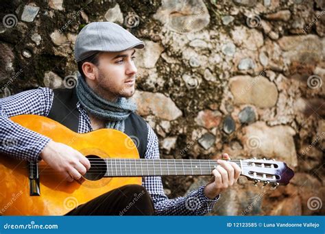 Homme Jouant La Guitare Image Stock Image Du Cheveu